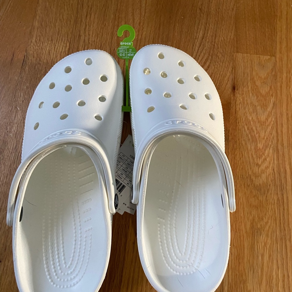 CROCS-NWT-White Classic style. Size 9-11. Never worn.